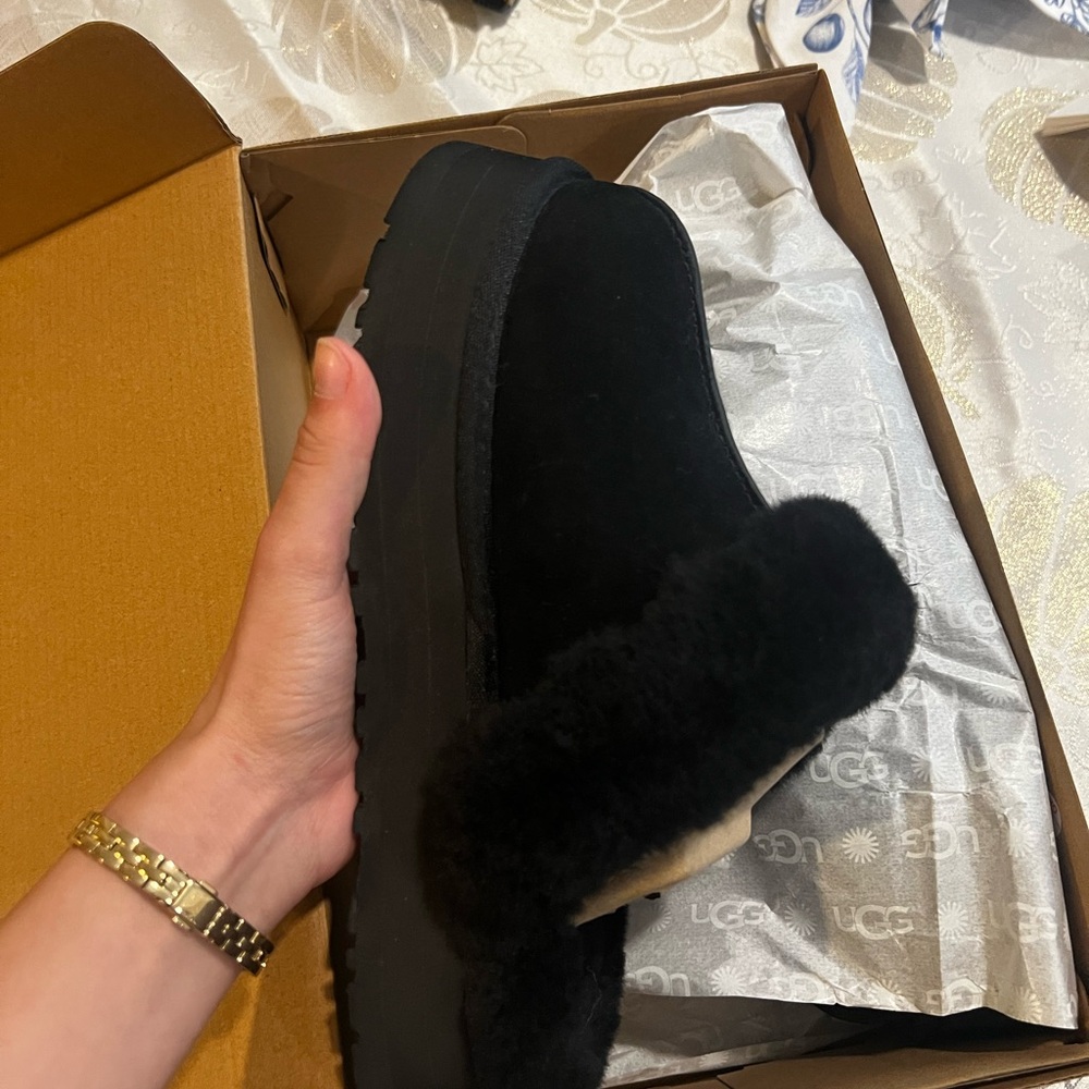 UGG Women's Classic Black Disquette Slippers